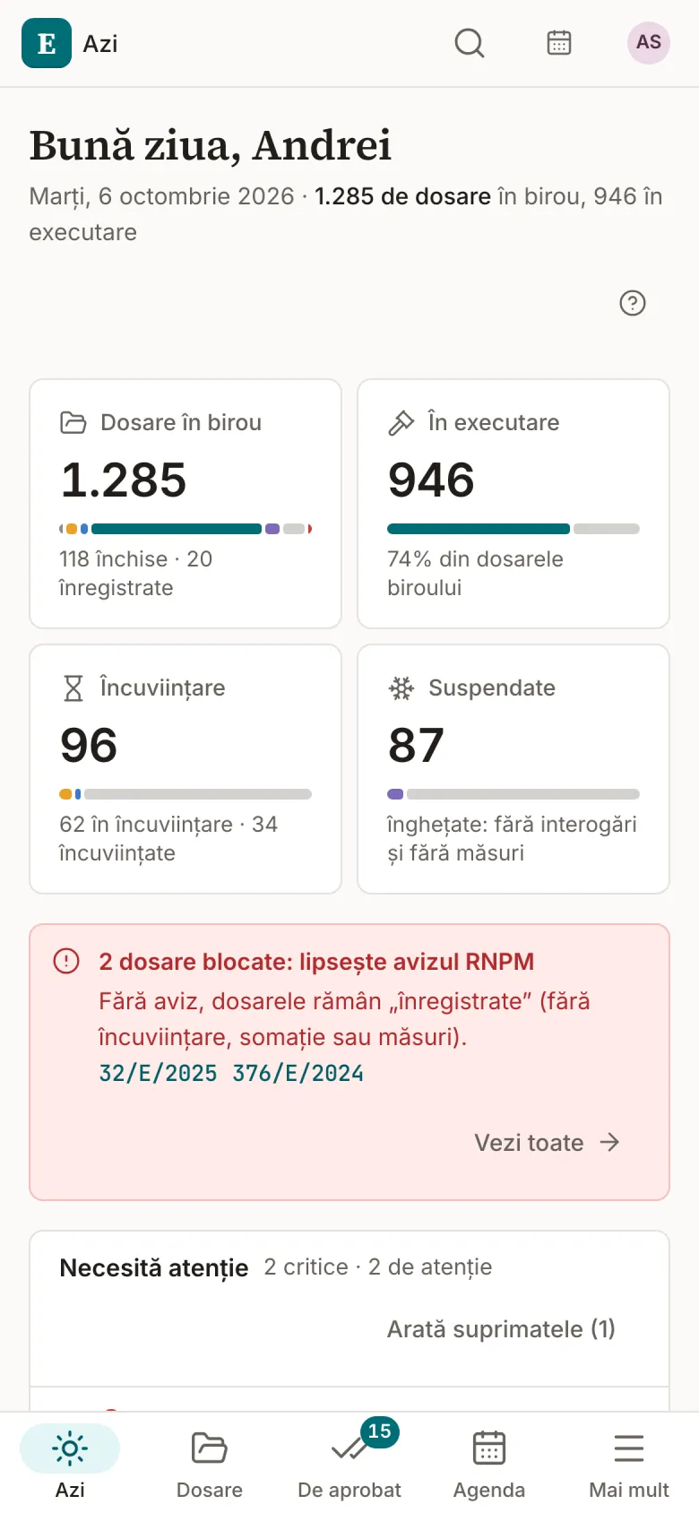 ExecWise pe telefon: pagina „Azi” cu dosarele pe faze și meniul de jos. Date inventate.